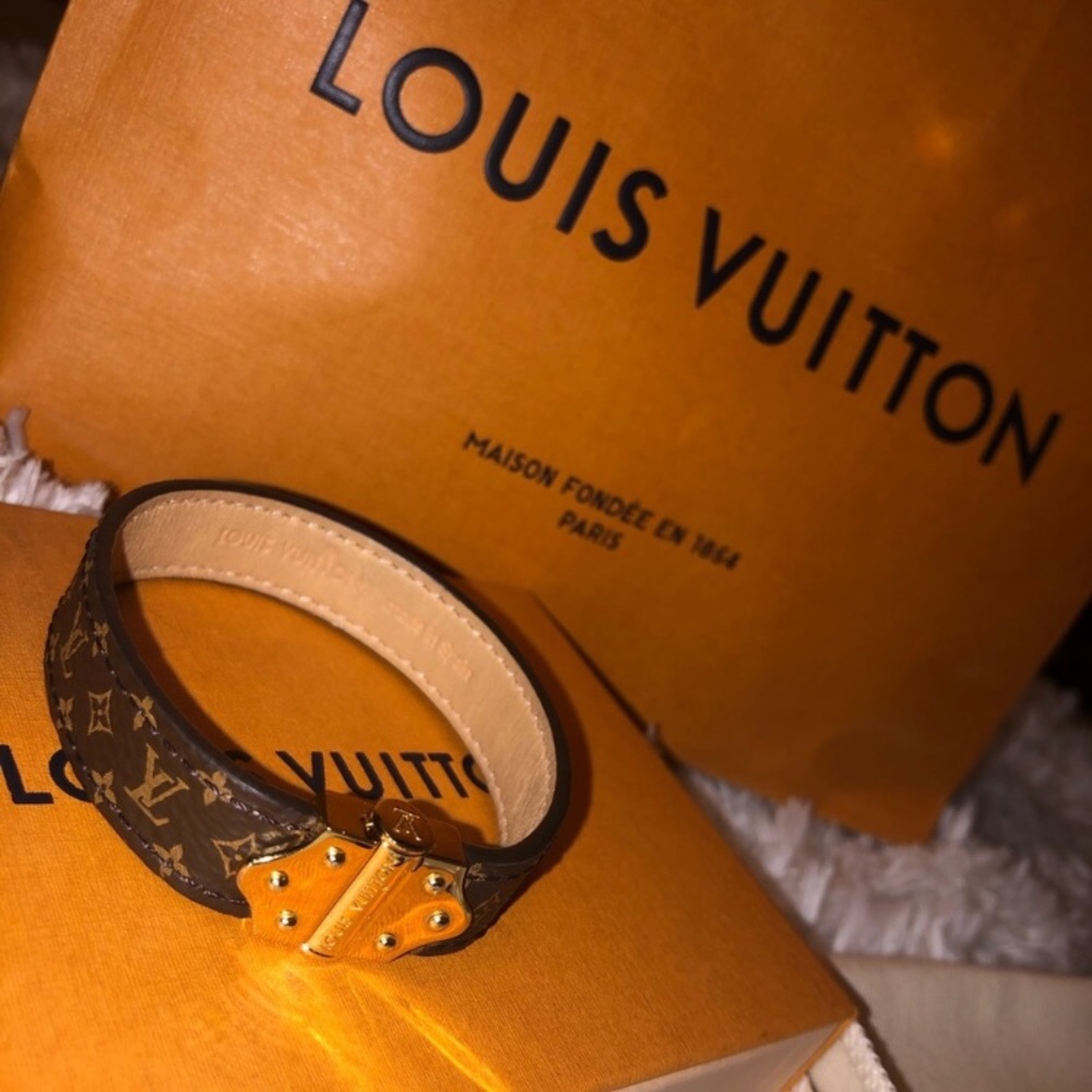 Real Louis bracelet FIRM AT 185$